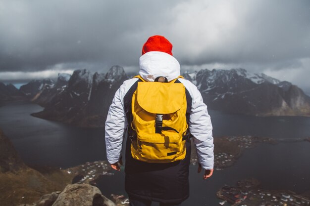 Mensenreiziger die op Reinebringen-bergkam wandelen in de levensstijlavontuur van Noorwegen reizen.