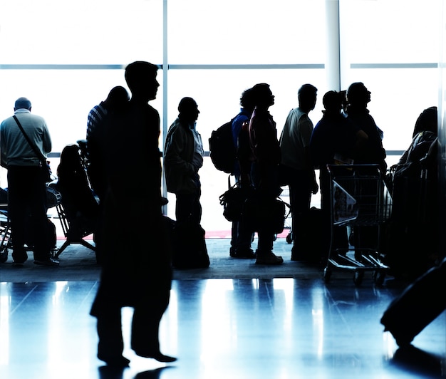 Mensensilhouetten die op luchthaven reizen