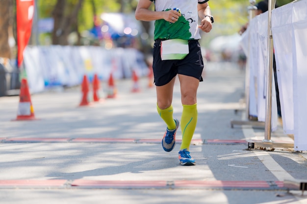 Mensenvoeten, Marathon die in straten van het park loopt