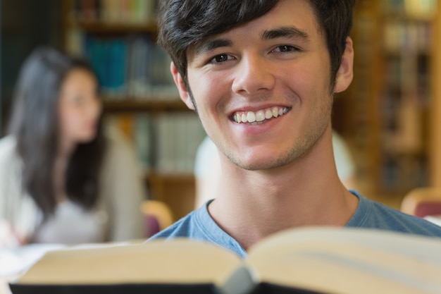 Mensenzitting bij de bibliotheek die een boek lezen