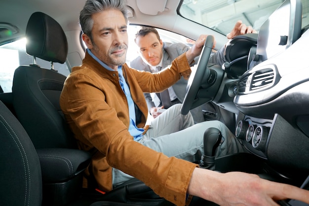 Mensenzitting binnen voertuig in het autohandel drijven