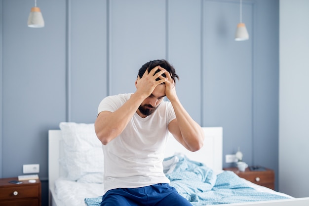 Mensenzitting in slaapkamer en het hebben van hoofdpijn.