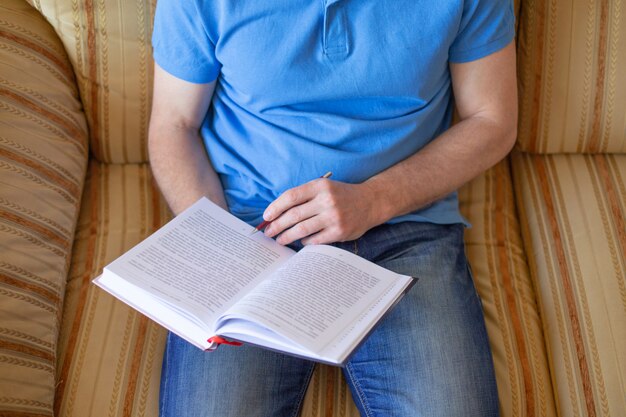 Mensenzitting op laag en thuis het lezen van boek.