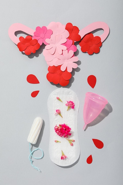 Фото Менструальная прокладка с цветами на сером фоне