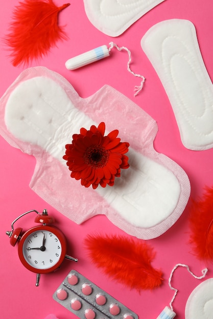 Menstruatie concept op roze oppervlak