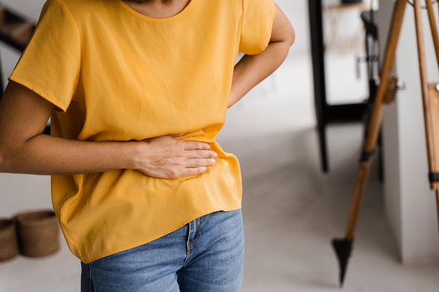 Foto menstruatie en pijn tijdens de menstruatie van een afrikaans meisje schending van de menstruatiecyclus bij vrouwen algodysmenorroe