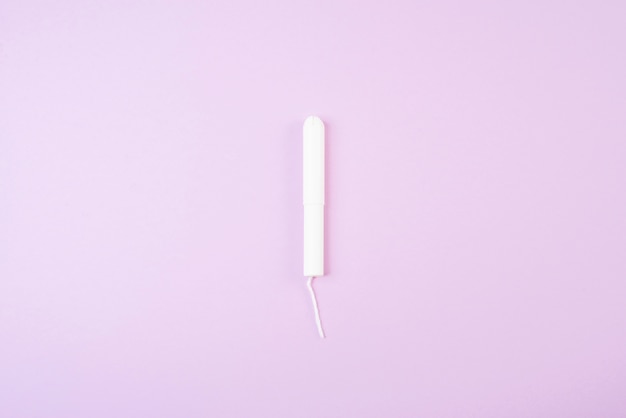 Menstruatie tampon geïsoleerd op roze achtergrond.