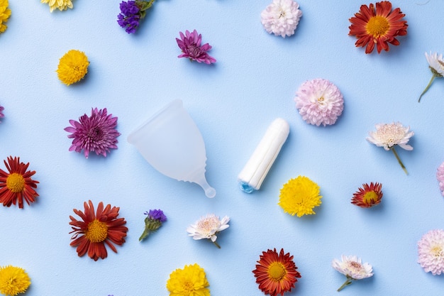 Menstruatiecup en tampons op bloemmotief