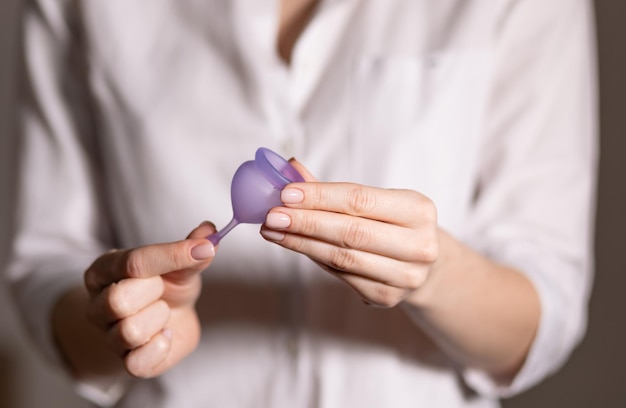 Menstruatiecup in de handen van een vrouw