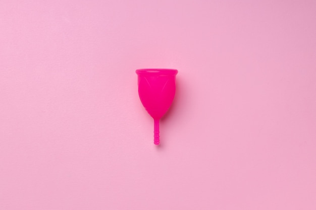 Menstruatiecup op roze bovenaanzicht