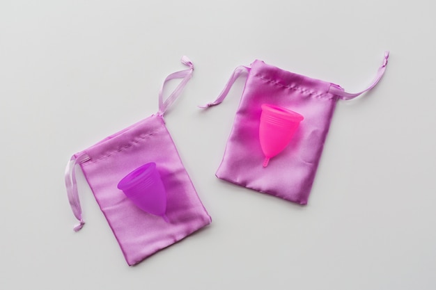 Menstruatiecups op Witboekachtergrond