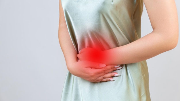 Menstruatiepijn vrouw met buikpijn die lijdt aan pms endometriose cystitis en andere ziekten van het urinewegstelsel pijnlijk gebied rood gemarkeerd
