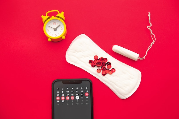 Calendario delle mestruazioni in smartphone con tampone di cotone