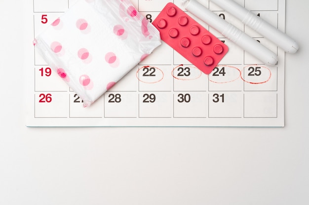 生理用ナプキンとタンポン付きの月経カレンダー