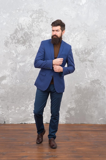 Menswear en mode concept Guy brutale mannequin Business mensen mode stijl Formele kleding voor kantoor Hij kreeg geweldige stijl Man knappe bebaarde zakenman slijtage luxe formeel pak