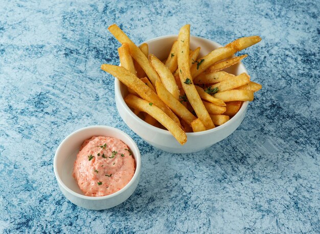 멘타이코 프라이 (Mentaiko fries) 는 이탈리아 음식의 뒷면에서 고립된 접시에 제공됩니다.