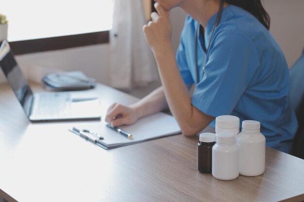 Photo mental health counselor young woman during therapy session talking with a psychologist in the office