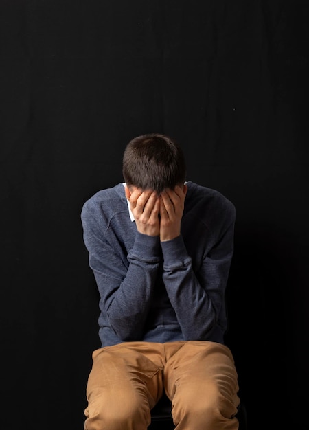 Foto salute mentale. l'uomo è depresso.