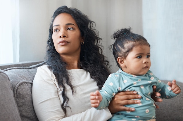 精神的健康の母親と赤ちゃんとソファーでレンズフレアで医師を待っていますうつ病または分断された産後の不安またはカウンセリングと子供を持つ女性がセラピストを待っています