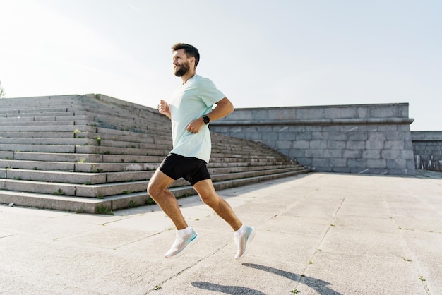 Mentale en psychologische gezondheid tijdens fitnessoefeningen Mannelijke atletische intervaltraining