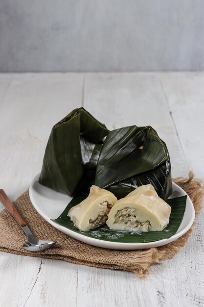 Mento 또는 Bongko Mento는 닭고기 또는 쇠고기로 채워진 쌀가루로 만든 인도네시아 찐 케이크입니다.