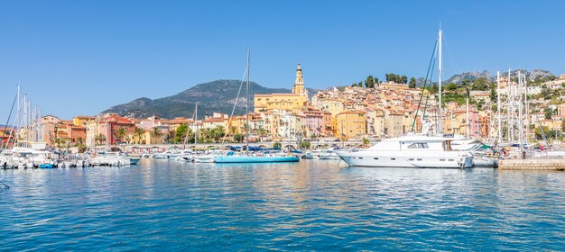 Menton, Frankrijk - omstreeks augustus 2021: uitzicht op de Franse Rivièra, genaamd de Coast Azur, gelegen in het zuiden van Frankrijk.