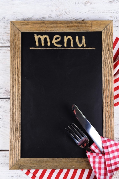 Foto menu op het krijtbord op tafel close-up