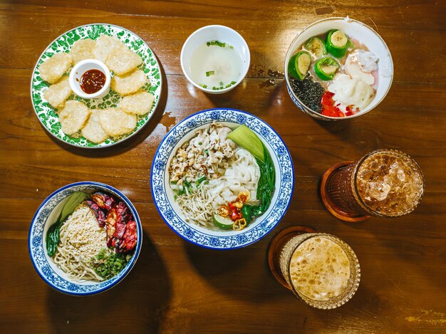 Foto un menu che mescola piatti o cibo indonesiano e cinese