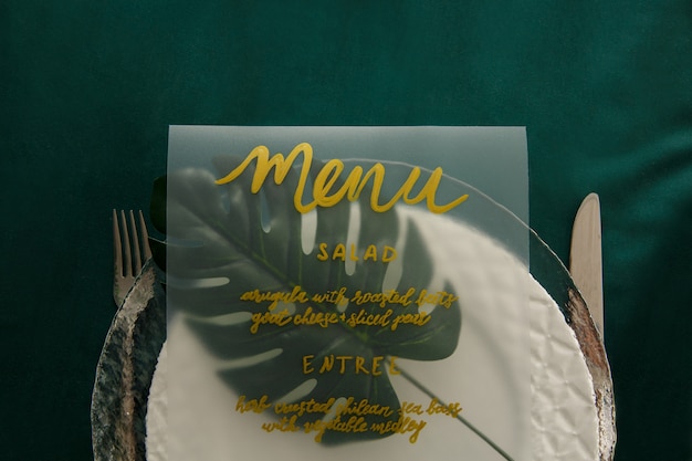 Foto impostazione del menu sul tavolo verde. cena