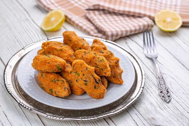 Foto mercimek koftesi, traditioneel turks eten met bulgur en linzen