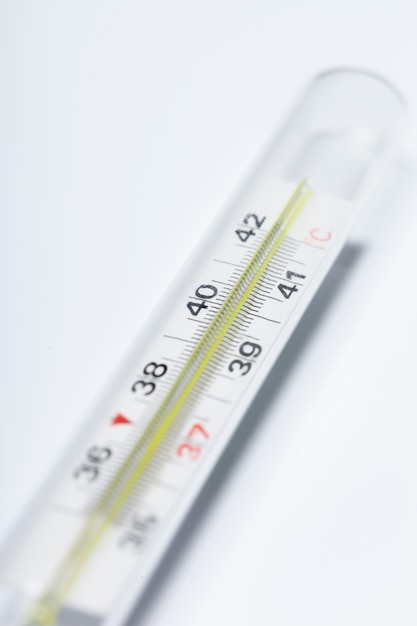 Фото Ртутный термометр, изолированный на белом
