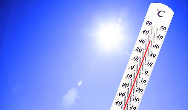 Foto termometro a mercurio. calore estivo o concetto di cambiamento climatico del riscaldamento globale.