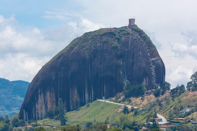 Meren en de Piedra el Penol bij Guatape in Antioquia Colombia