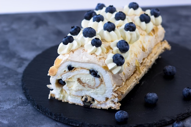 Merenguebroodje met close-upbosbessen Heerlijk dessert