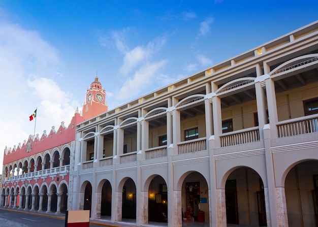 Facciate colorate della città di merida yucatan messico