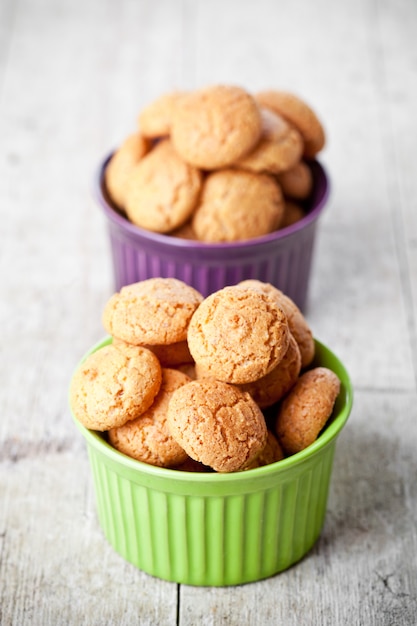 Meringue-amandelkoekjes in kommen