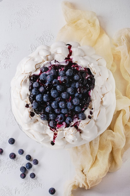 Meringue cake Pavlova met bosbessen