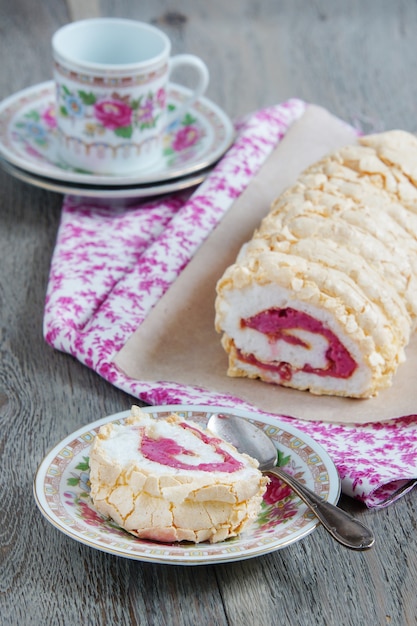 Meringue cake with berry curd