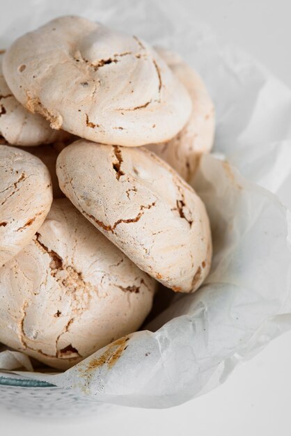 Meringue chocolade Zoete schuimgebakjes Meringue dienblad Close-up foto van schuimgebakjes Dessert Achtergrond