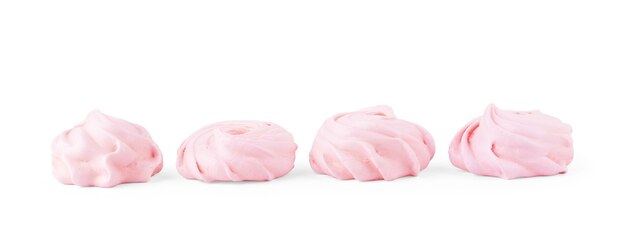 Meringue koekje geïsoleerd. Zoete knapperige roze gedraaide meringue op witte achtergrond.