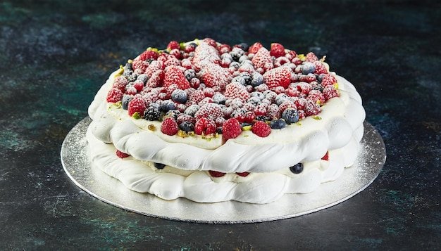 Meringue pavlova kranscakes met slagroom en verse bessen