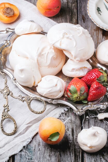 Meringue with apricot and strawberry