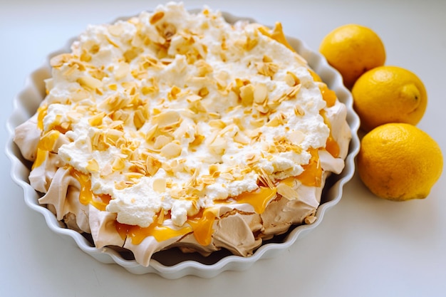 Meringue with lemon curd