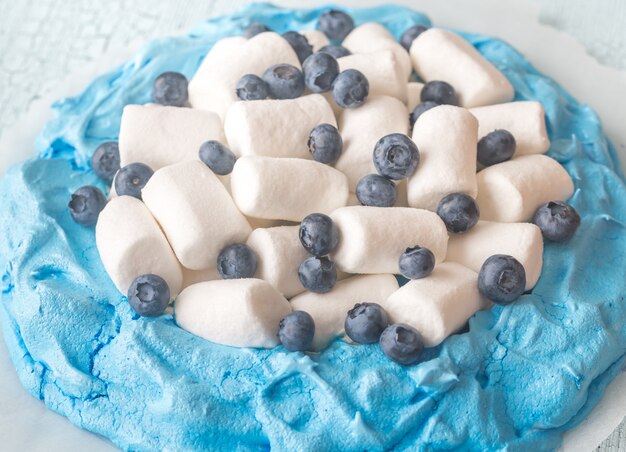 Meringue with marshmallows and fresh blueberries