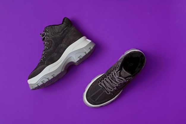 Merkloze moderne sportieve schoenen, sneakers op violet. Bovenaanzicht