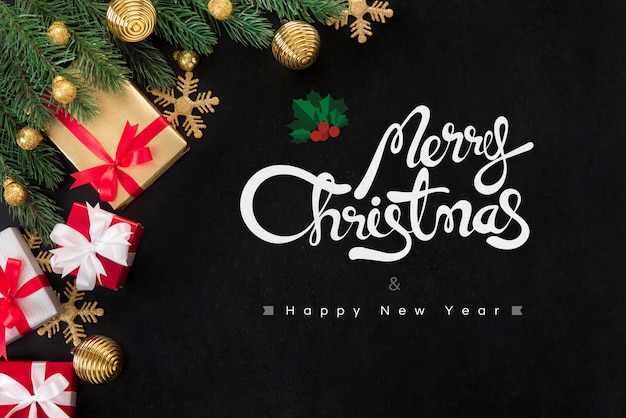 写真 メリークリスマスと新年のテキスト、ギフトボックスと装飾品と黒板