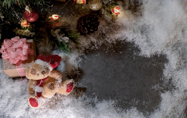 Фото Веселого рождества и счастливого нового года. праздничное украшение зимнего сезона с плюшевым мишкой и подарком дома.