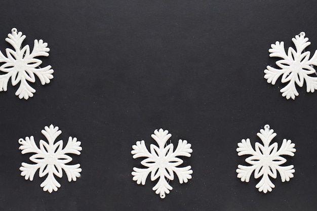 Foto fondo nero di buon natale con i fiocchi di neve