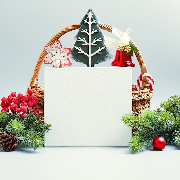 Cartolina di buon natale. sfondo di natale con albero di natale e luci bokeh scintillanti