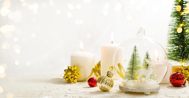 사진 메리 크리스마스 크리스마스 선물 촛불은 크리스마스 트리와 빛나는 조명 옆에 놀라움을 선사합니다.